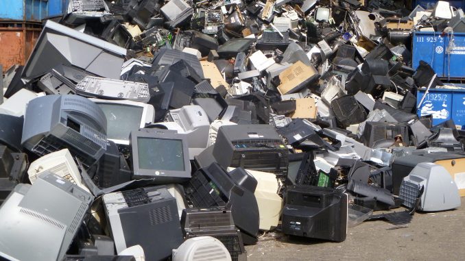abfall-ressourcen_produktverantwortung_elektronikaltgeraete_foto_fernseher-berg