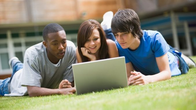 college-students-using-laptop-on-campus-lawn_rtNryRCHo
