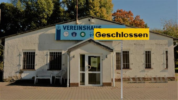 Vereinshaus mit Schild