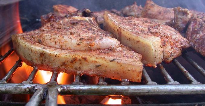 csm_800-Fleisch-Kotelette_grillen_3-ID-561-_c_-agrarfoto.com-WWF_6aebf7aa08