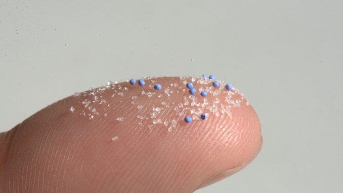 mikroplastik_finger