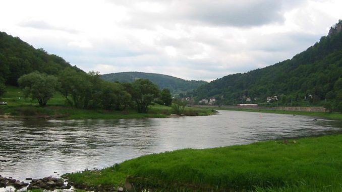 800px-Elbe_-_flussaufwärts_kurz_nach_Ort_Königstein