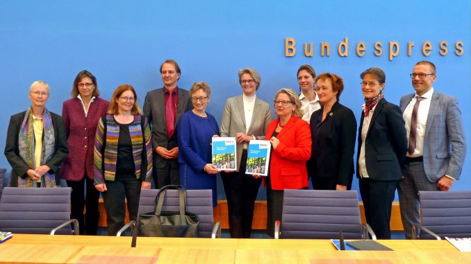 Uebergabe WBGU-Gutachten (c) WBGU