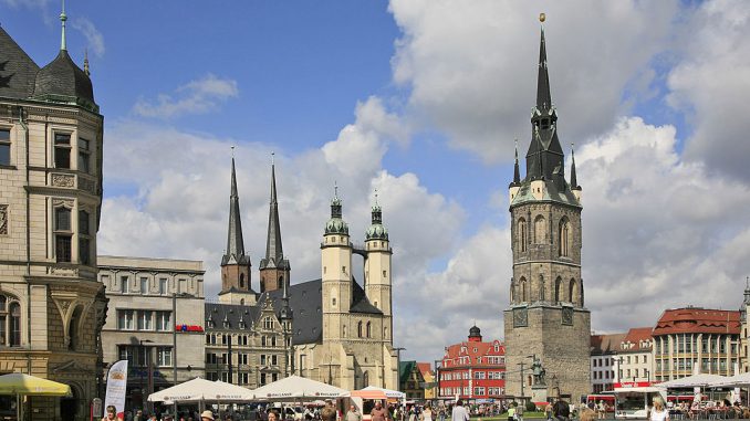 1024px-Marktplatz_Halle_-fünf_Türme1