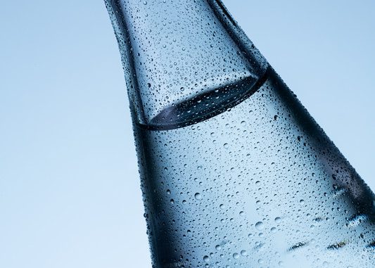 csm_Fotolia_73754266_Perlenflasche_Flasche_Glasflasche_Mehrweg_rcfotostock_5ee0713979