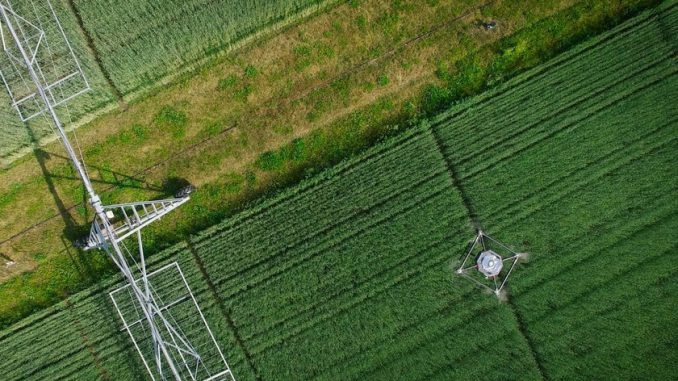 Eine Drohne überfliegt die Versuchsflächen des ZALF
