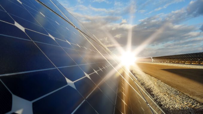 RS7685_Solarzellen_shutterstock_106124045_Gencho-Petkov-e1602848867944