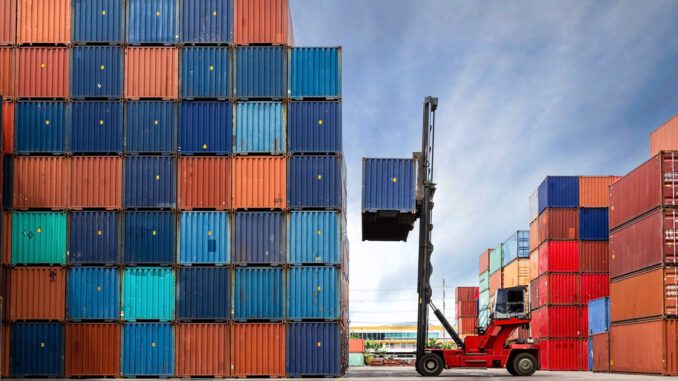 gabelstabler-containerhafen-GettyImages-997042320-670x377