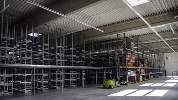 warehouse-3816197_1920
