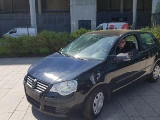 In Kombination mit der MorphoColor® Technologie des Forschungsinstituts kann die solarakti-ve Fläche der Motorhaube an die Farbe des Autos angepasst werden. Fraunhofer ISE